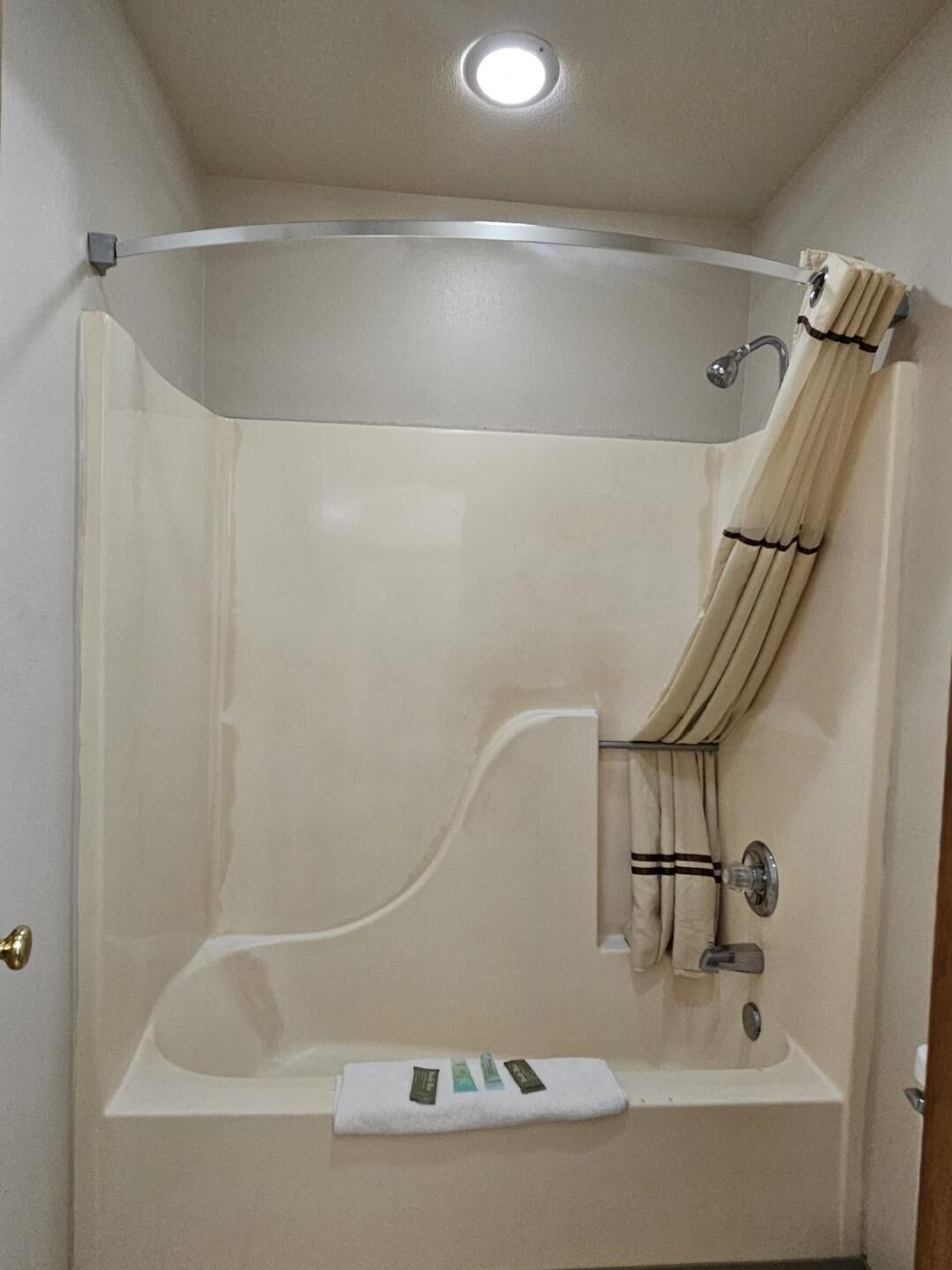 Room, 1 King Bed | Bathroom | Combined shower/tub, free toiletries, towels