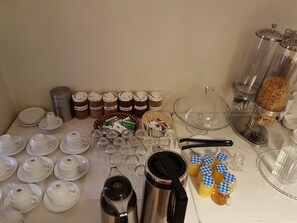 Daily cooked-to-order breakfast (MZN 500 per person)