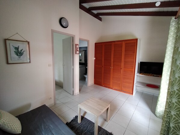 Bungalow phong cách cổ điển, 1 phòng ngủ | Khu phòng khách | TV màn hình phẳng 