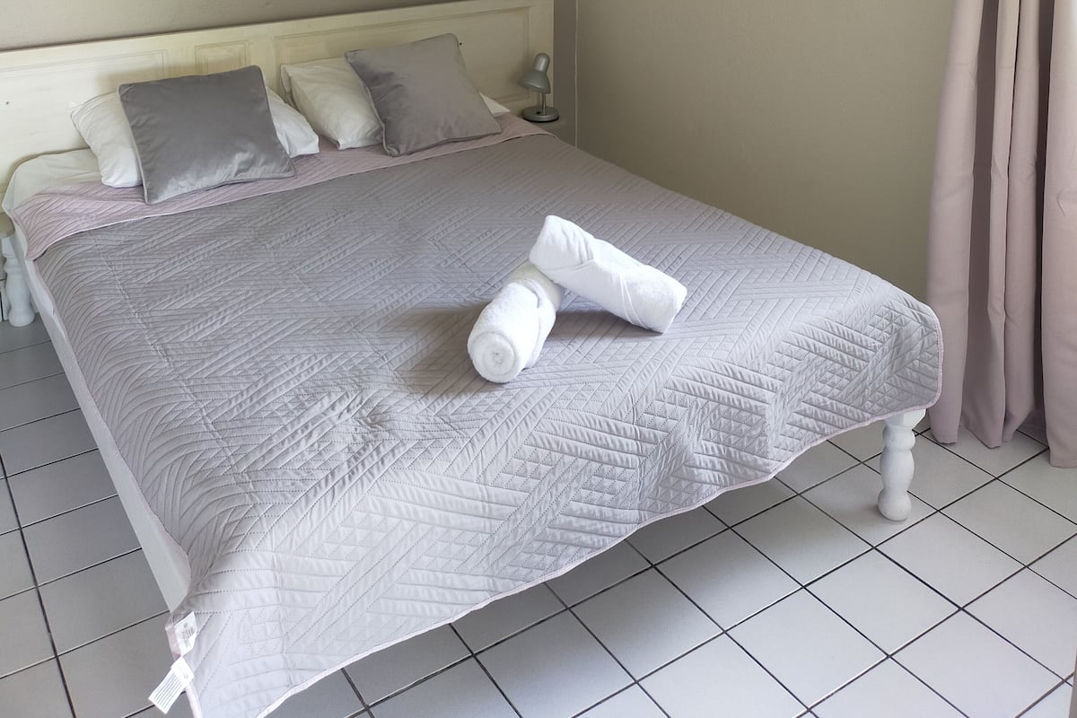 Classic Bungalow, 1 Bedroom | Blackout drapes, soundproofing, iron/ironing board, free WiFi