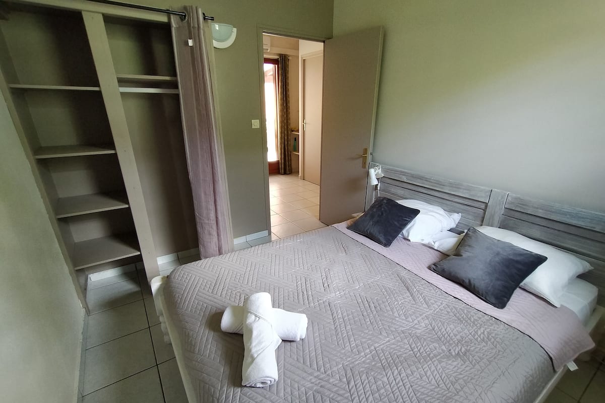 Standard Bungalow, 2 Bedrooms | Blackout drapes, soundproofing, iron/ironing board, free WiFi