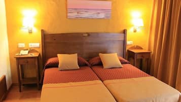 Minibar, brankas, meja kerja, dan Wi-Fi gratis
