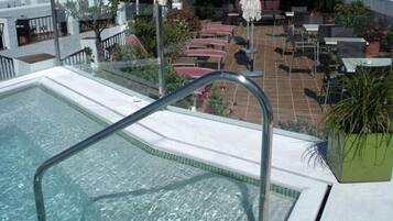 Piscine extérieure (ouverte en saison)