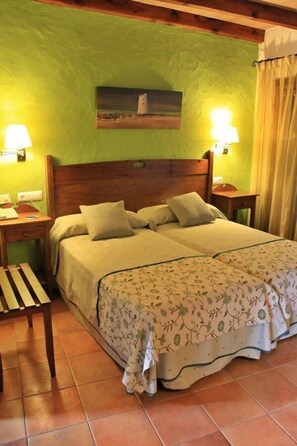 Minibar, in-room safe, desk, free WiFi - Hotel Almadraba Conil (Conil de la Frontera)