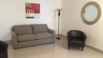 Apartamento standard, 1 quarto | Área de estar | TV de tela plana 32 polegadas com canais via satélite, TV