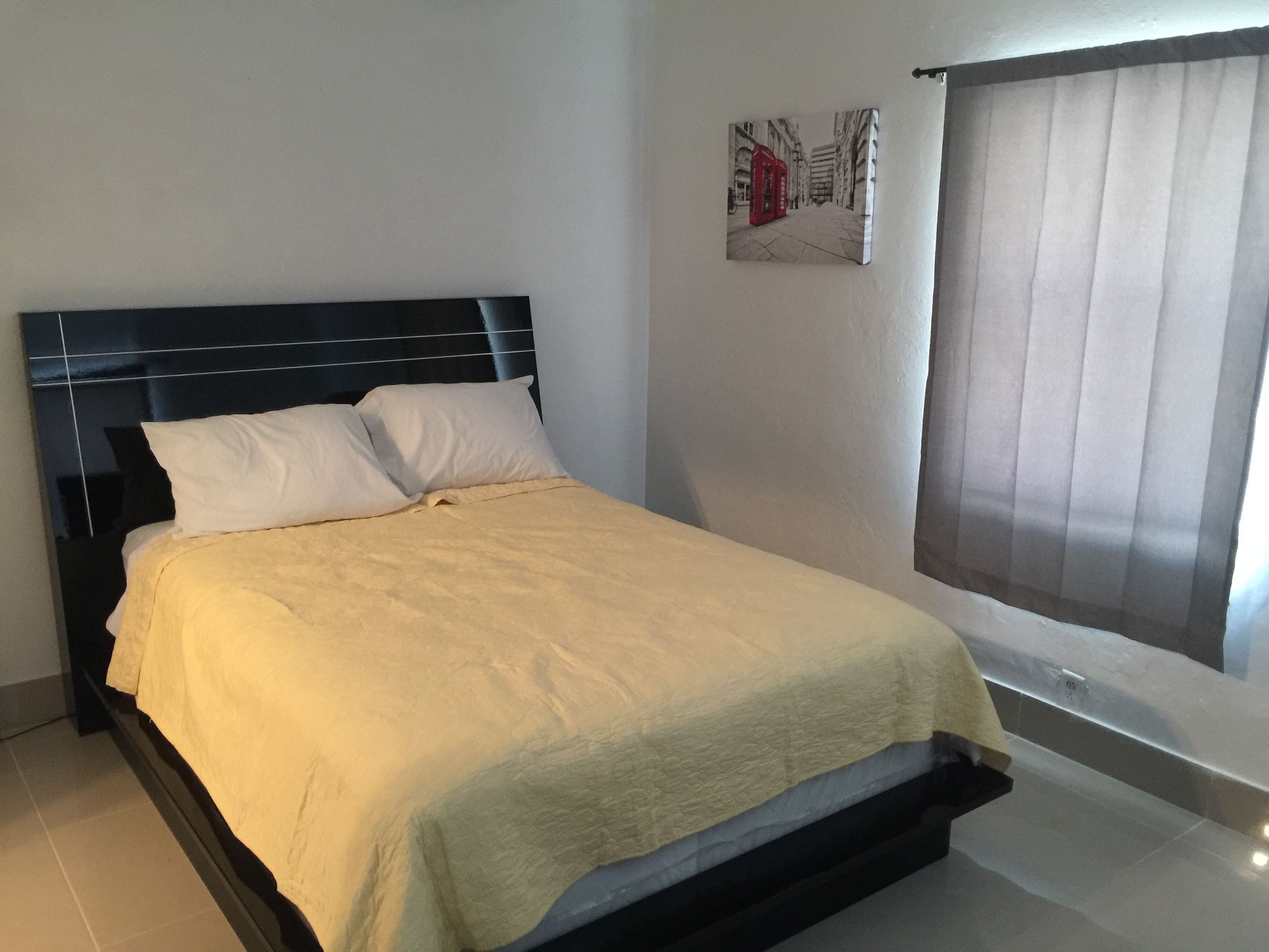 Cortinas blackout y sistema de insonorización 