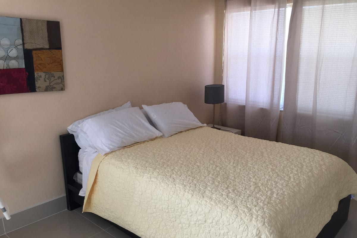 1 kamar tidur, tirai kedap cahaya, kedap suara, dan setrika/meja setrika