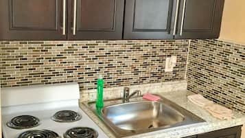 Kjøleskap, mikrobølgeovn, kaffetrakter/tekoker og brødrister