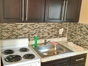 Full-size fridge, microwave, coffee/tea maker, toaster - Pelican By The Sea (Pompano Beach)