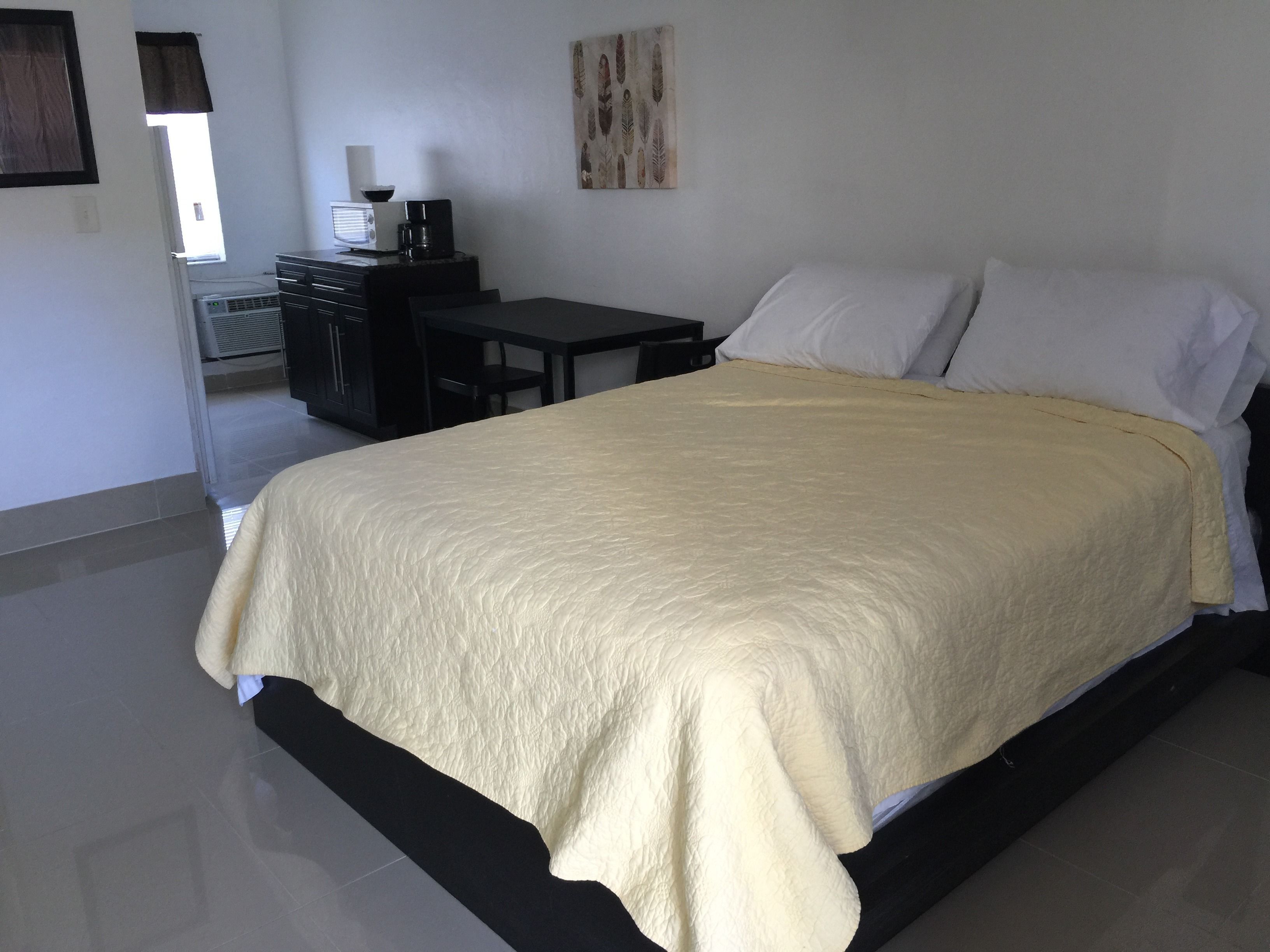 Ein Schlafzimmer mit einem Bett, einem Schreibtisch und einem Stuhl.
