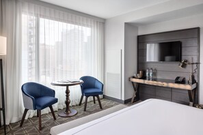 Premium bedding, minibar, in-room safe, desk - Hotel Van Zandt (Austin)
