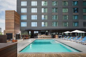Outdoor pool, sun loungers - Hotel Van Zandt (Austin)