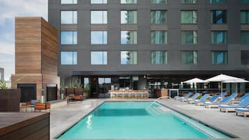 Una piscina al aire libre, tumbonas
