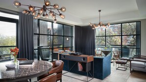 Una cocina moderna con una isla central, ventanas amplias y luminarias contemporáneas.