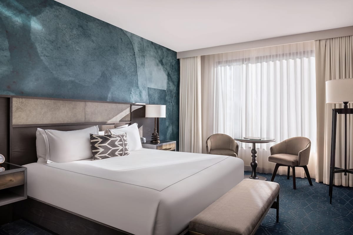 Luxe beddengoed, een minibar, een kluis op de kamer, een bureau