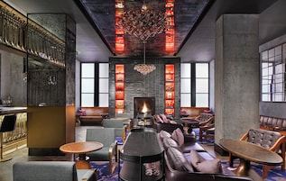 2 bars/lounges, cocktail bar