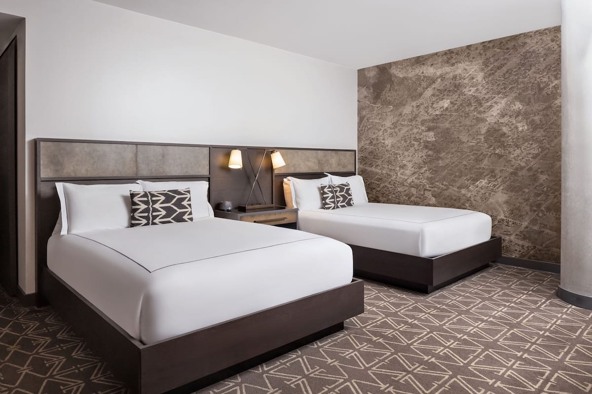 Luxe beddengoed, een minibar, een kluis op de kamer, een bureau