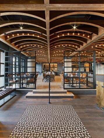 Breakfast, lunch, dinner served; American cuisine