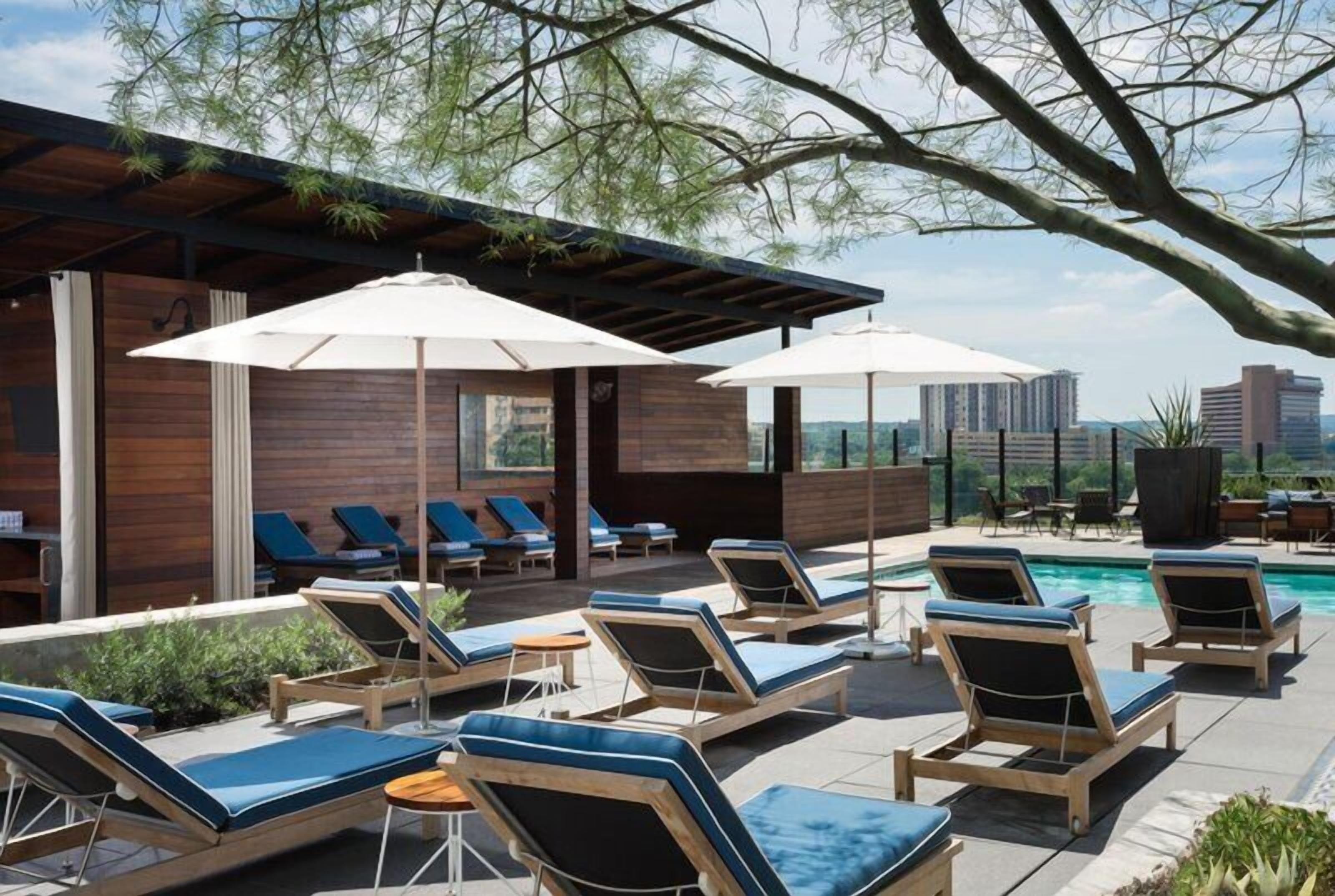 Una piscina al aire libre, tumbonas