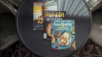 Un présentoir à magazines contenant les numéros des revues intitulés « Austin Way », « Austin Monthly » et « Texas Monthly ».