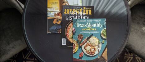 Un expositor con revistas tituladas 'Austin Way', 'Austin Monthly' y 'Texas Monthly'.