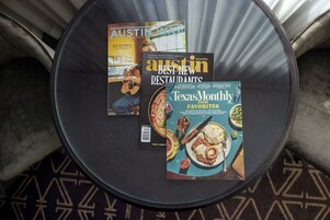 Un présentoir à magazines contenant les numéros des revues intitulés « Austin Way », « Austin Monthly » et « Texas Monthly ».