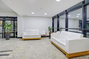 Área de estar no saguão