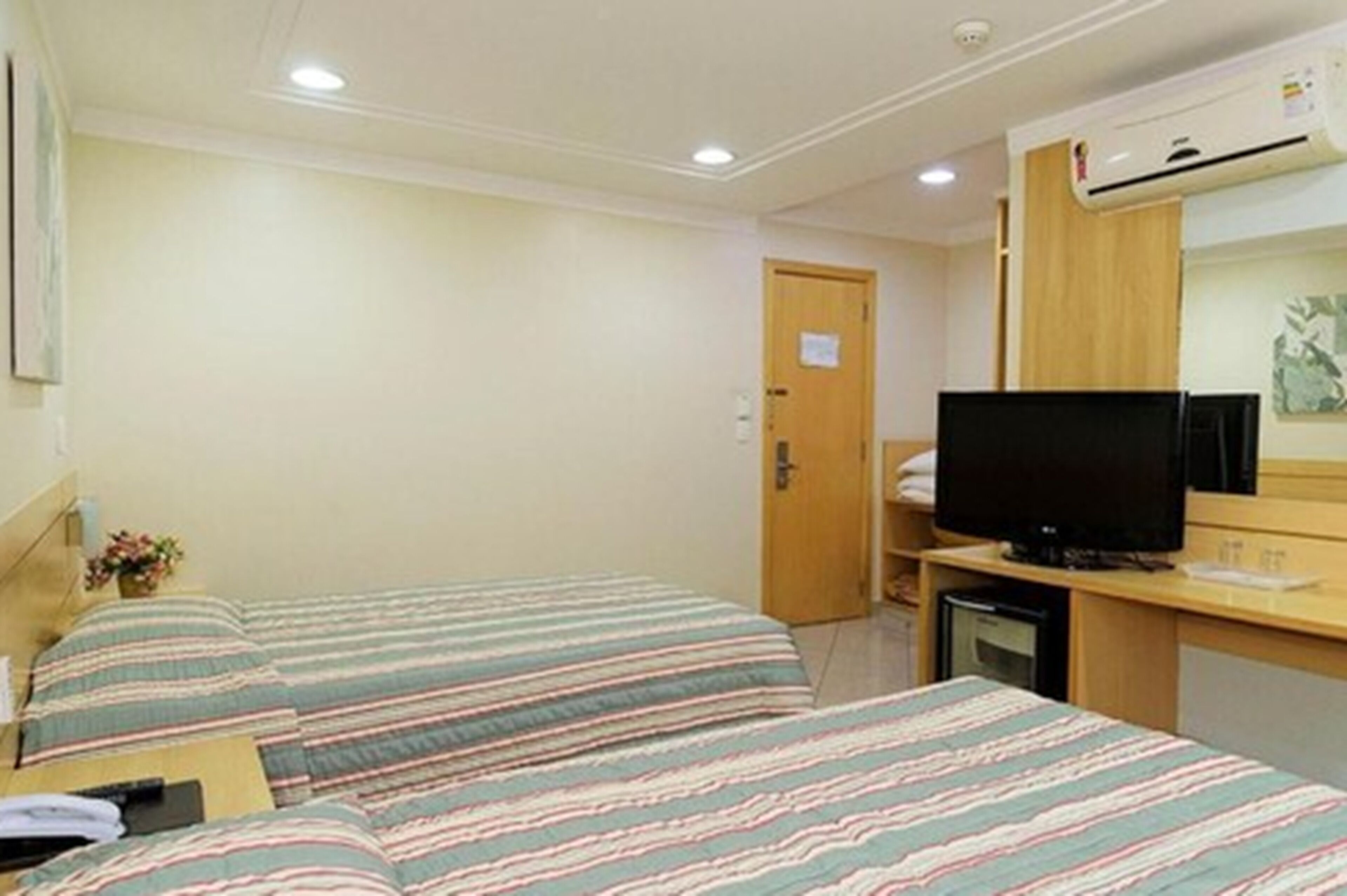 standard twin room, 2 single beds | 1 bedroom, minibar, in-room safe, desk
