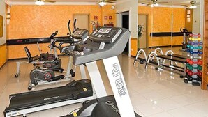 A gym with treadmills, elliptical machines, and weight equipment. - Hotel Domani (Guarulhos)