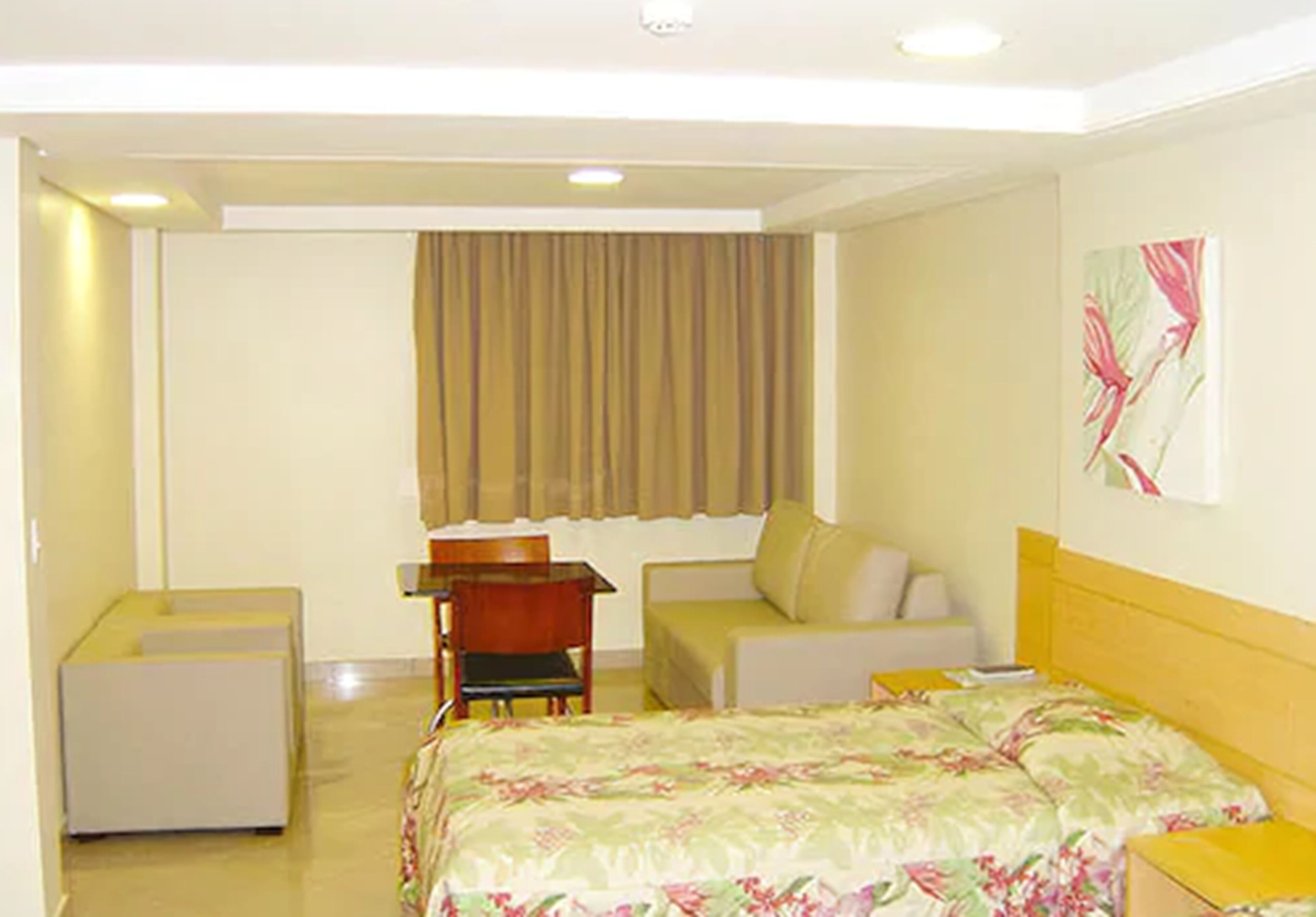 standard double room | 1 bedroom, minibar, in-room safe, desk