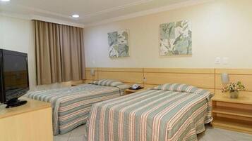 Quarto duplo standard, 2 camas de solteiro | Frigobar, cofres nos quartos, escrivaninha, cortinas blackout