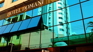 A hotel building with a sign reading "HOTEL DOMANI". - Hotel Domani (Guarulhos)
