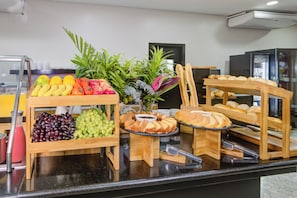 Breakfast buffet - Hotel Domani (Guarulhos)