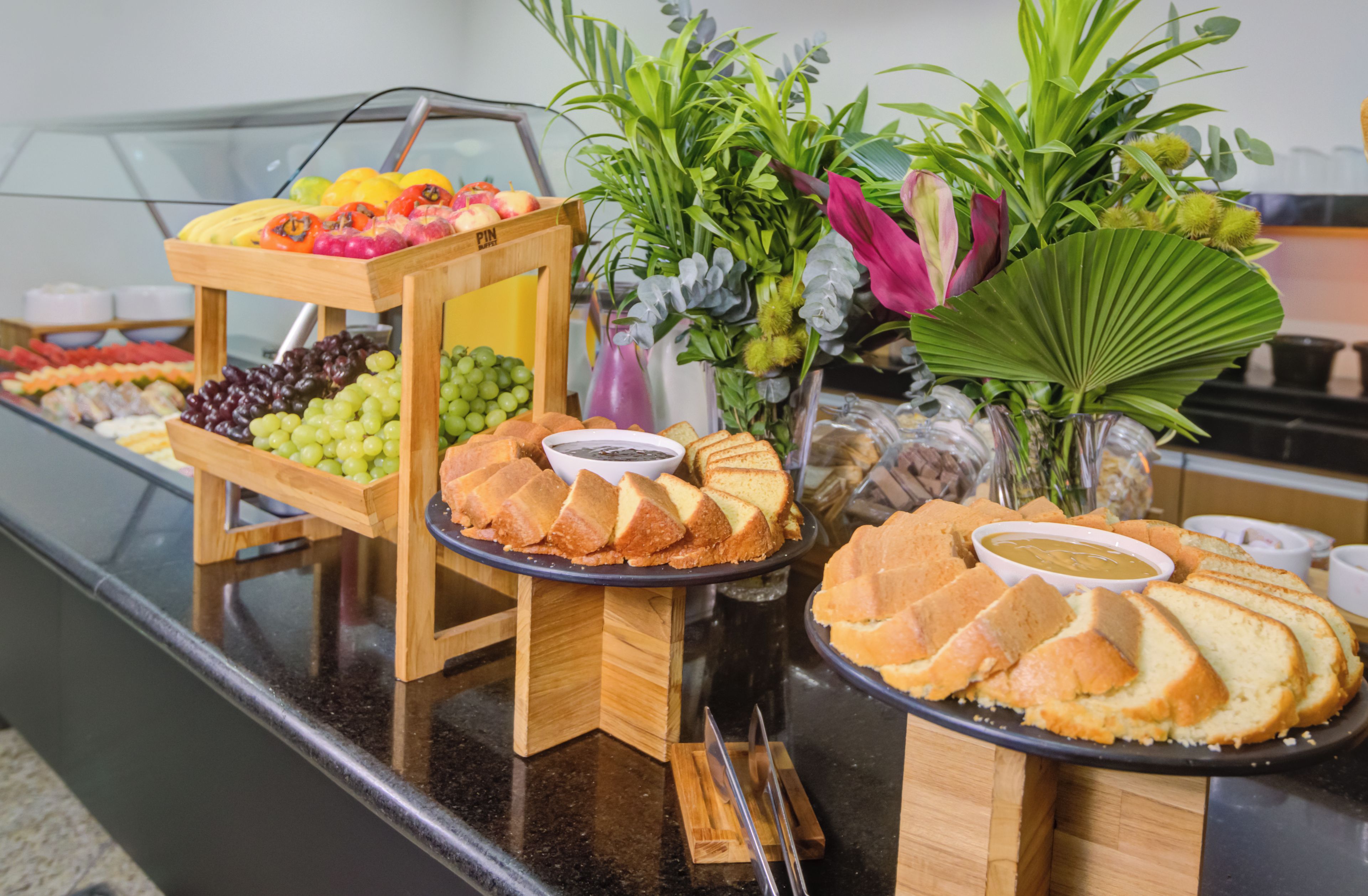 Un bufé con diversos alimentos y una decoración floral.