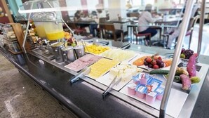 A buffet with various food items and beverages. - Hotel Domani (Guarulhos)