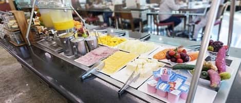 Café da manhã com buffet grátis todos os dias