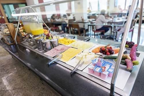 Café da manhã com buffet grátis todos os dias
