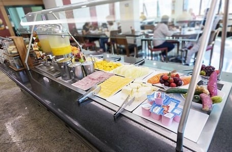 Desayuno buffet incluido todos los días . Hotel Domani