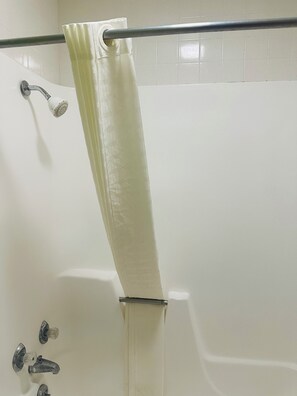 Suihkun ja ammeen yhdistelmä, hierova suihkupää