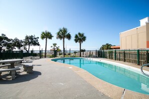 Outdoor pool, open 9:00 AM to 9:00 PM, sun loungers - Jubilee Inn (Biloxi)