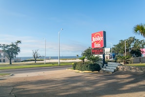 A Jubilee Inn sign with a beach view.