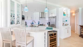 Apartment, 2 Bedrooms | Private kitchen | Full-size fridge, microwave, oven, stovetop