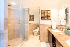 Leilighet, 2 soverom | Bad | Separat badekar og dusj, hårføner og håndklær