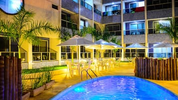 Piscina externa, espreguiçadeiras