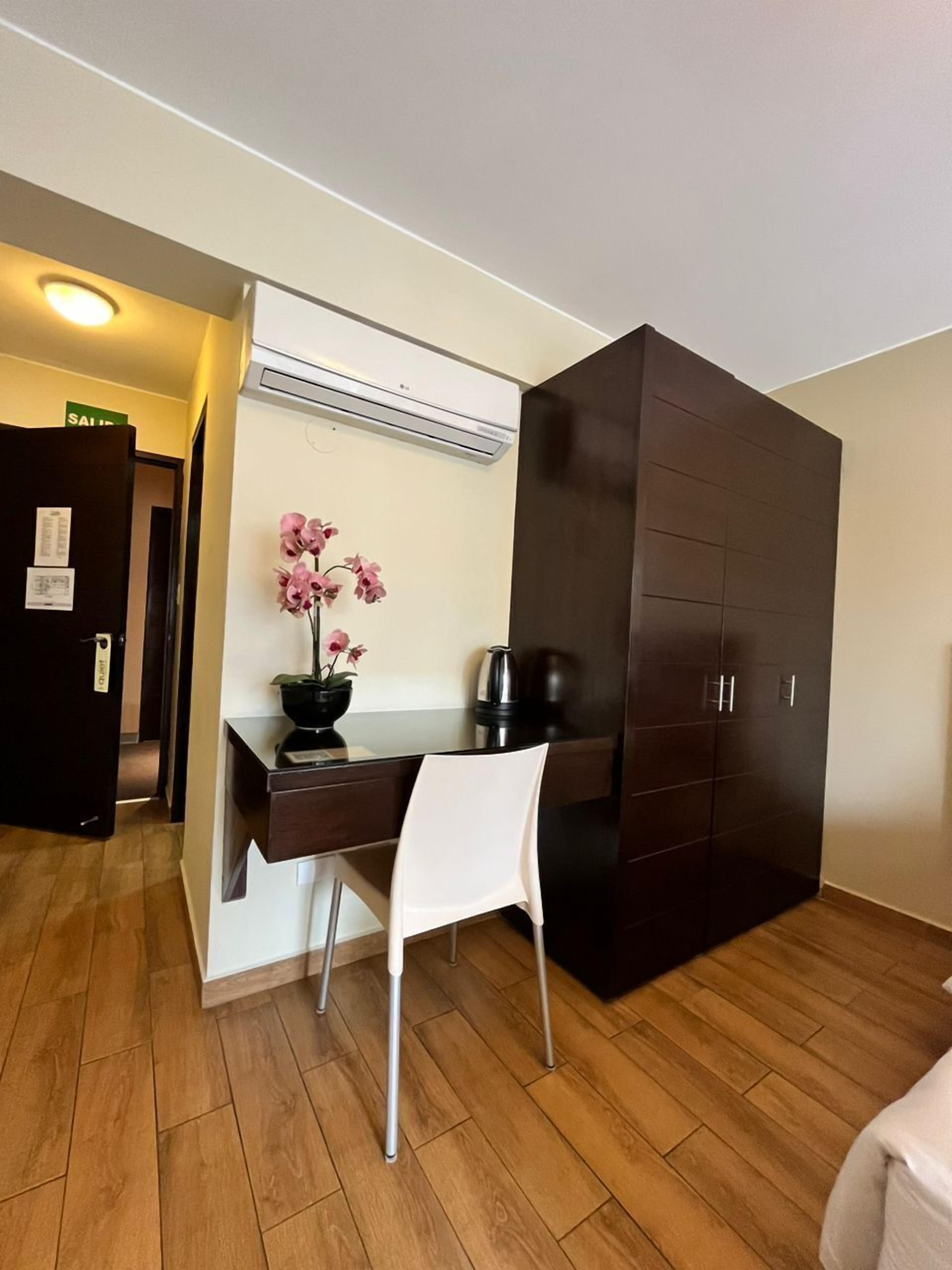 standard twin room | 1 bedroom, premium bedding, down duvets, in-room safe