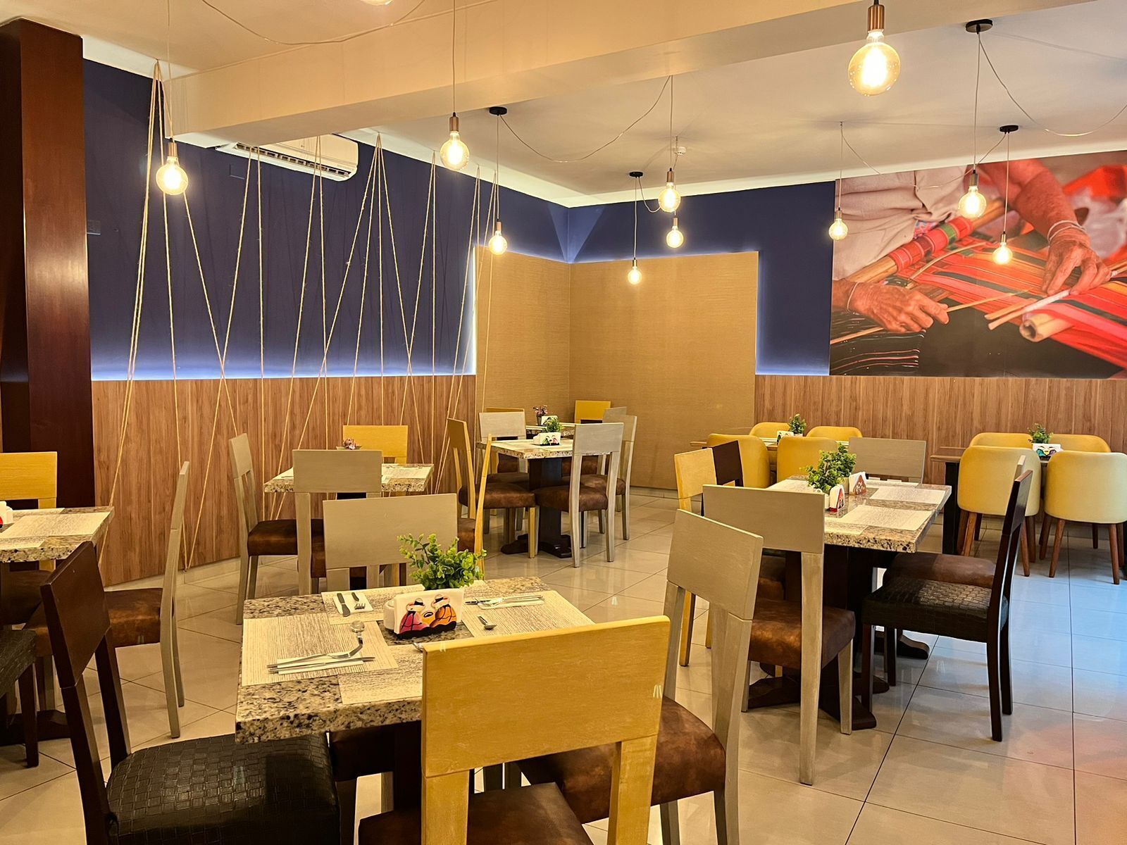 breakfast, lunch, dinner served; international cuisine