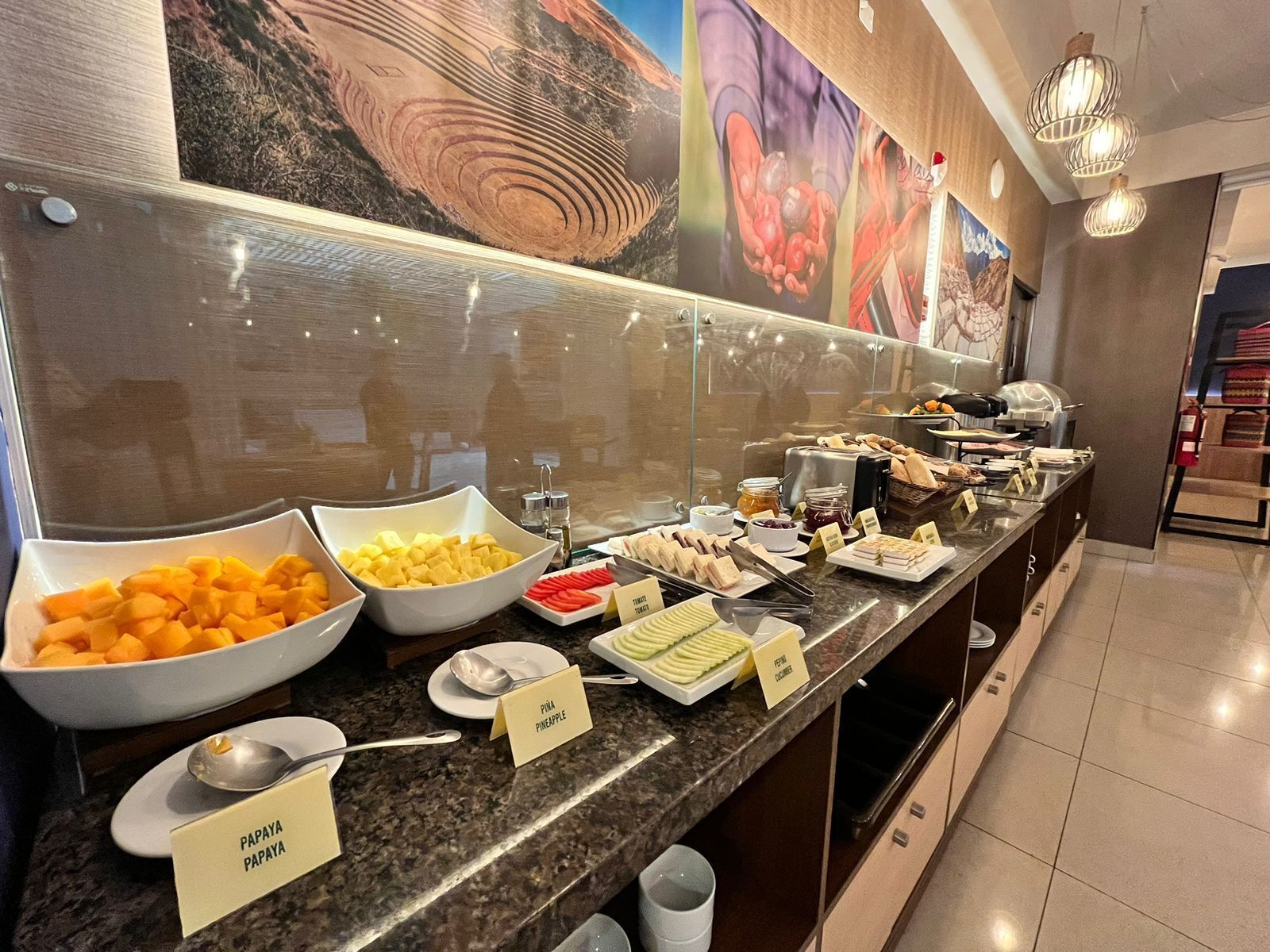 Se sirven desayunos, almuerzos y cenas; cocina internacional