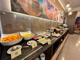 Se sirven desayunos, almuerzos y cenas; cocina internacional