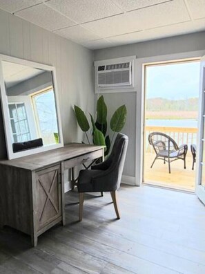 Muebles diferentes, tabla de planchar con plancha y wifi gratis 