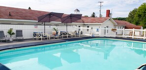 Piscine extérieure en saison